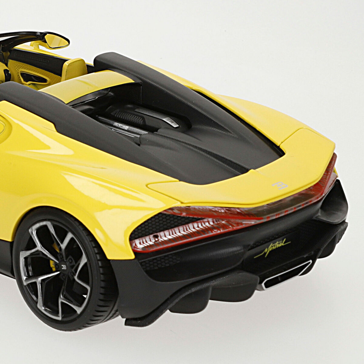 Coche Bburago GT Bugatti Mistral 1:18