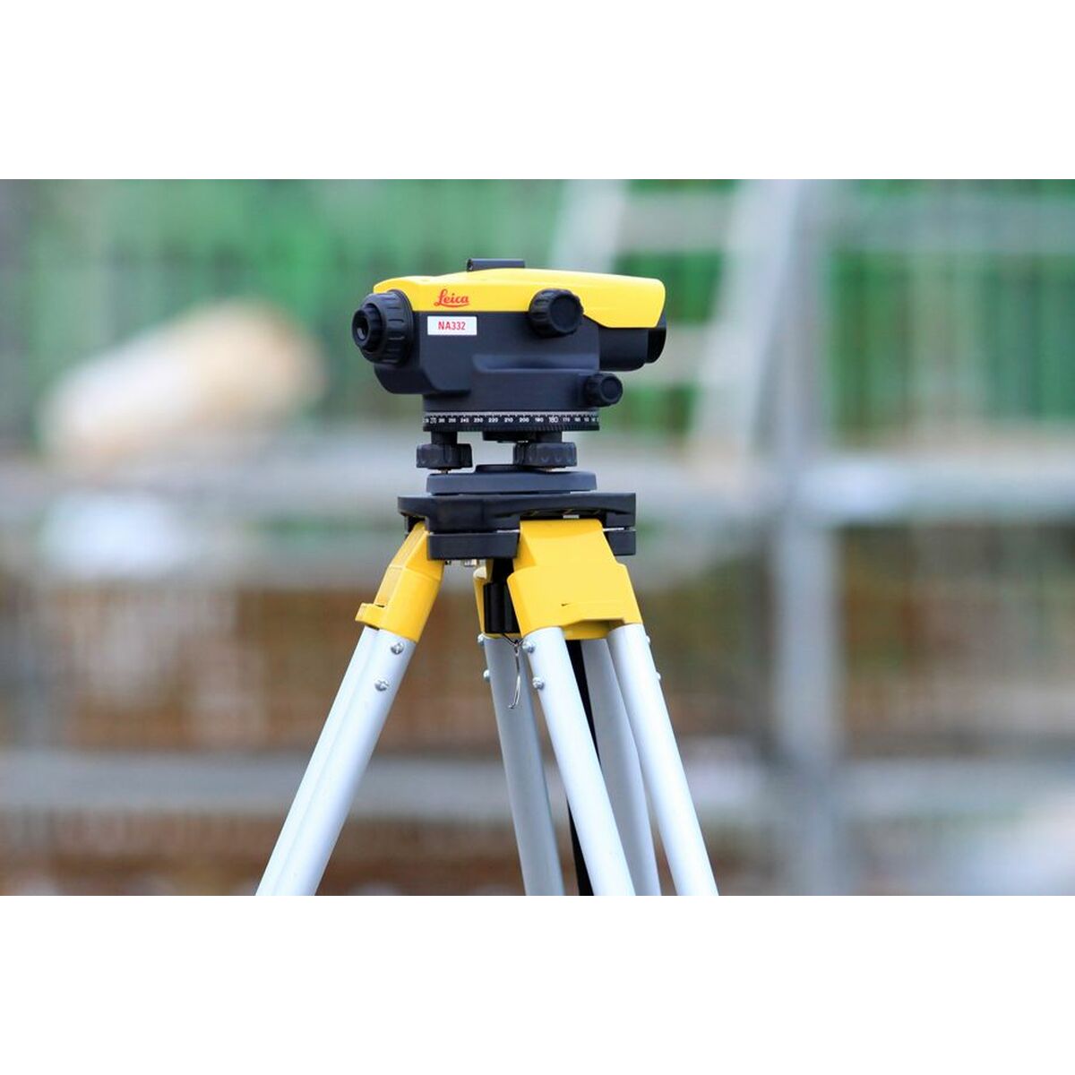 Nivel óptico Leica Geosystems NA320 2 m