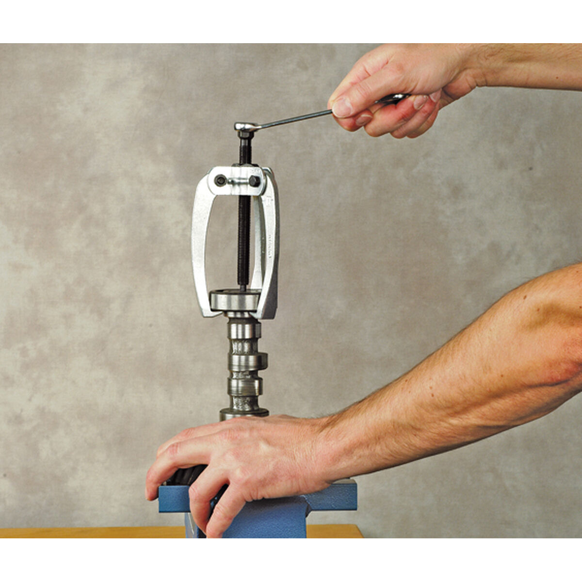 Extractor de rodamientos autocentrante KUKKO 300x250 mm 3 Patas