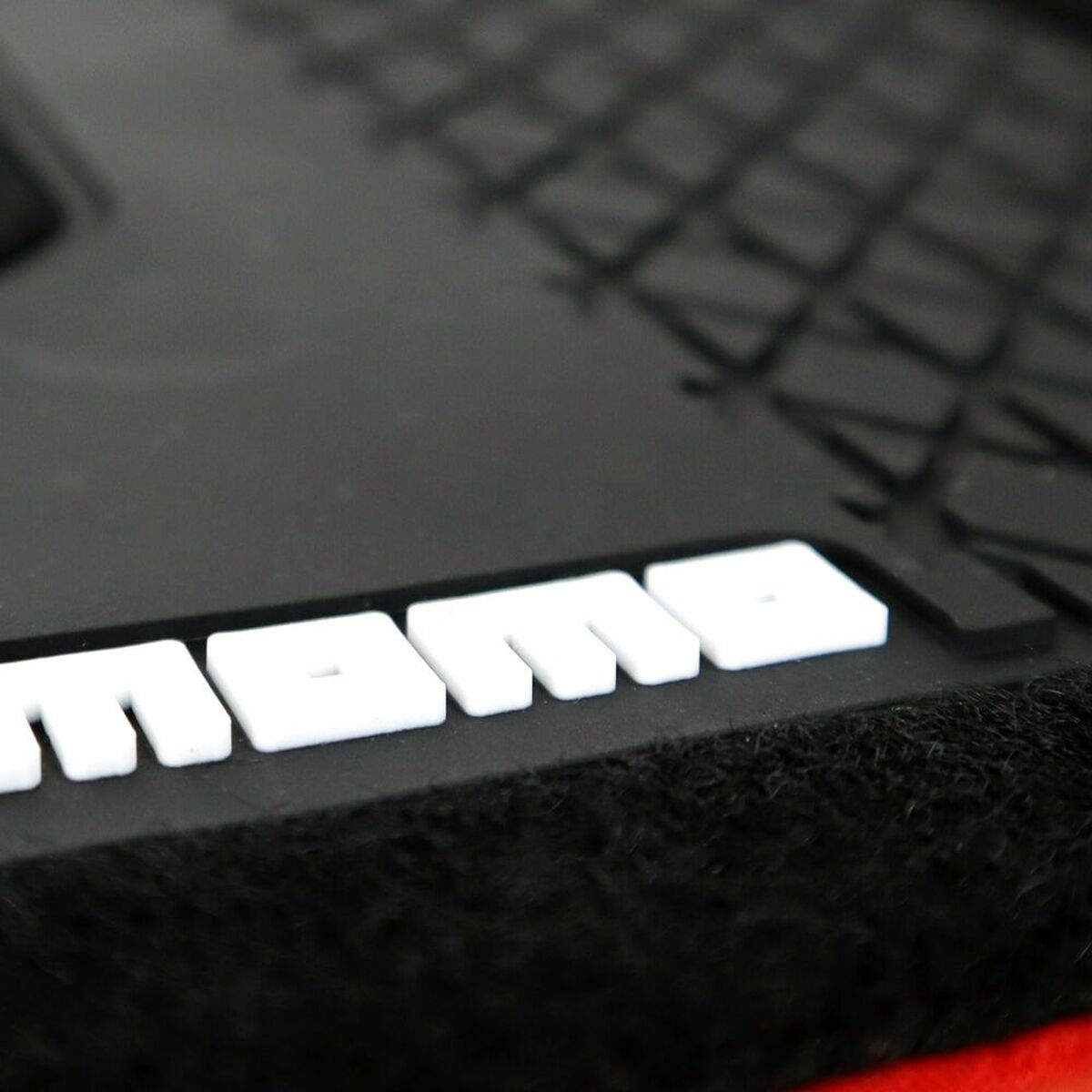 Alfombrilla para Coche MOMO MOMLCM4A7BR Universal