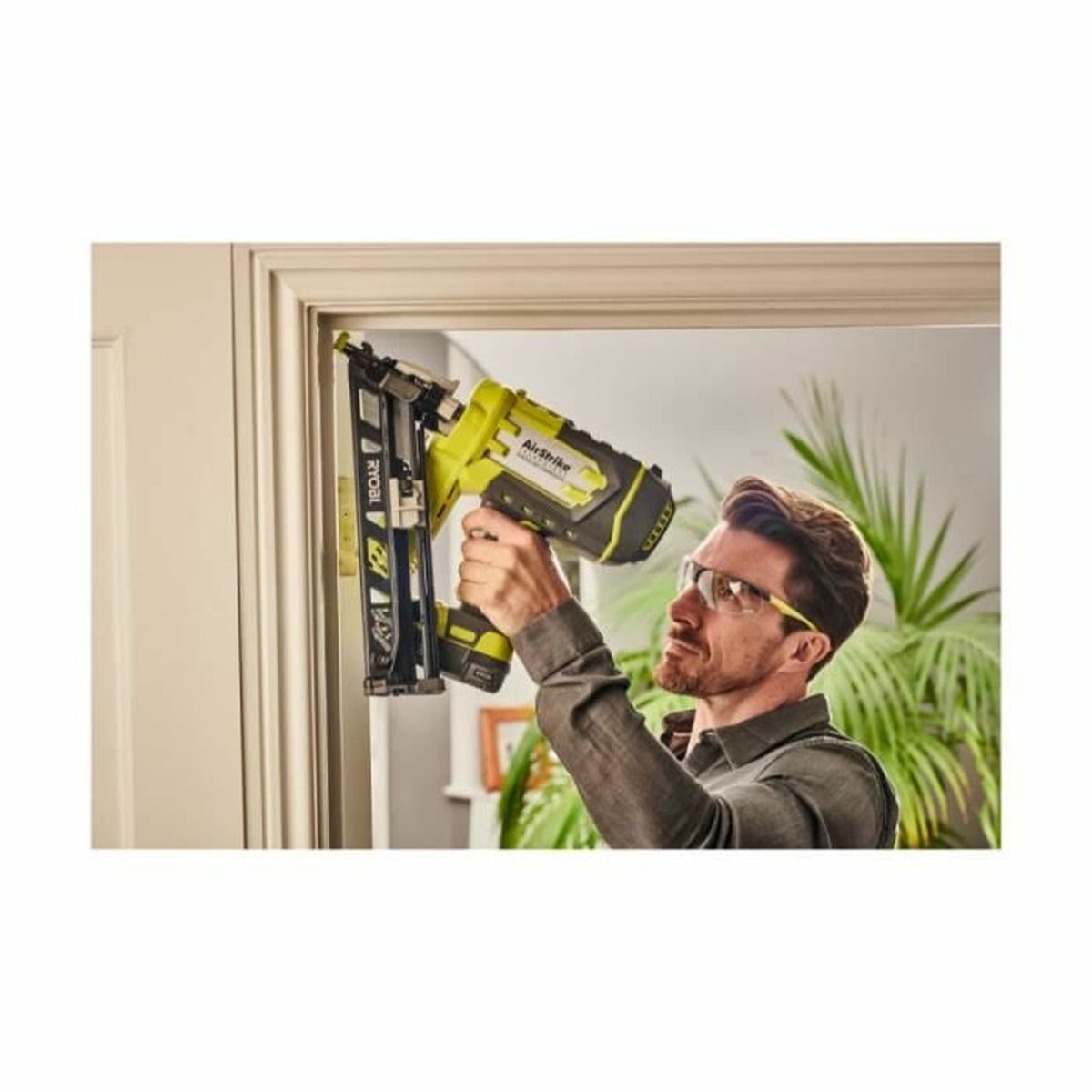 Clavadora Ryobi R15GN18-0 18 V