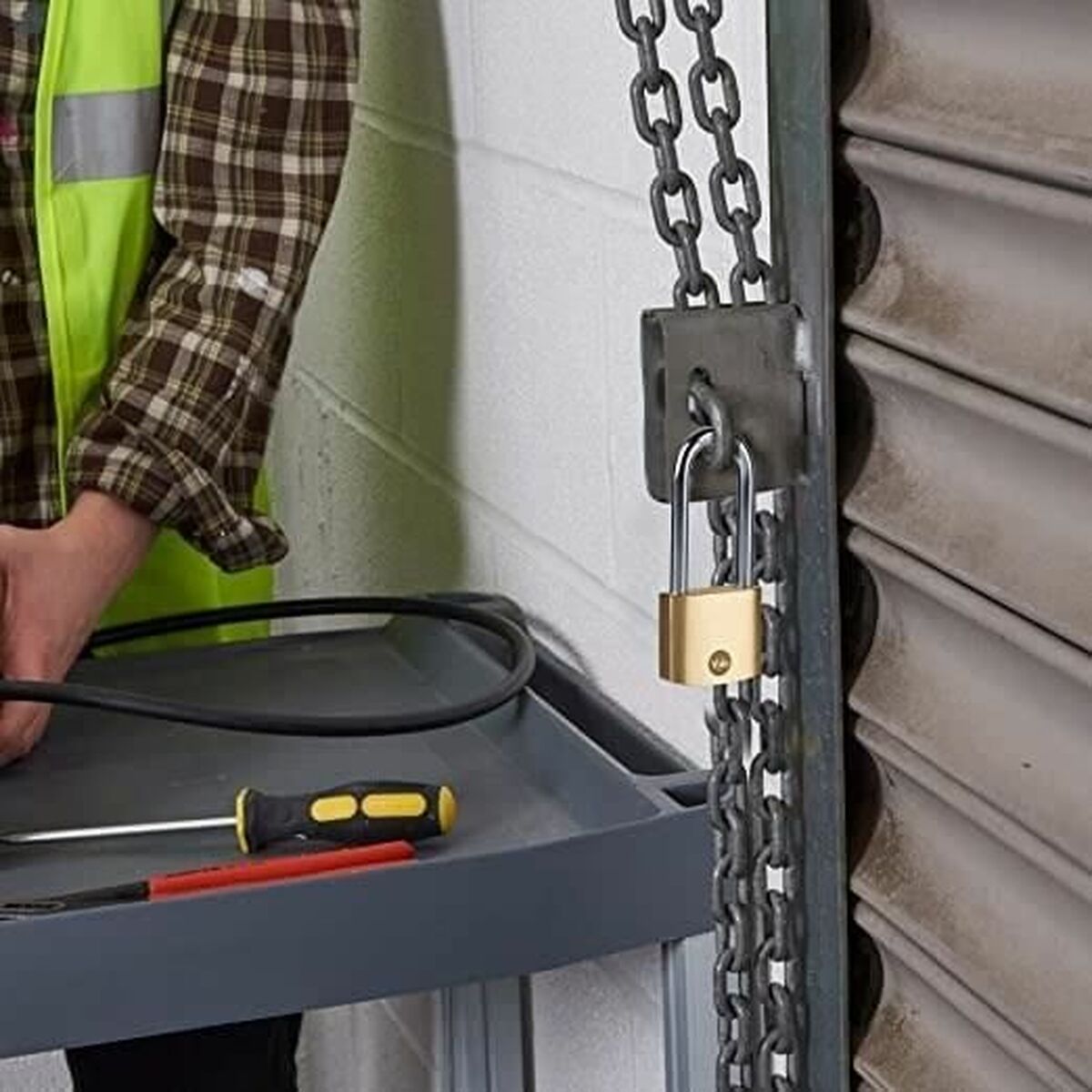 Candado de llave Yale Dorado