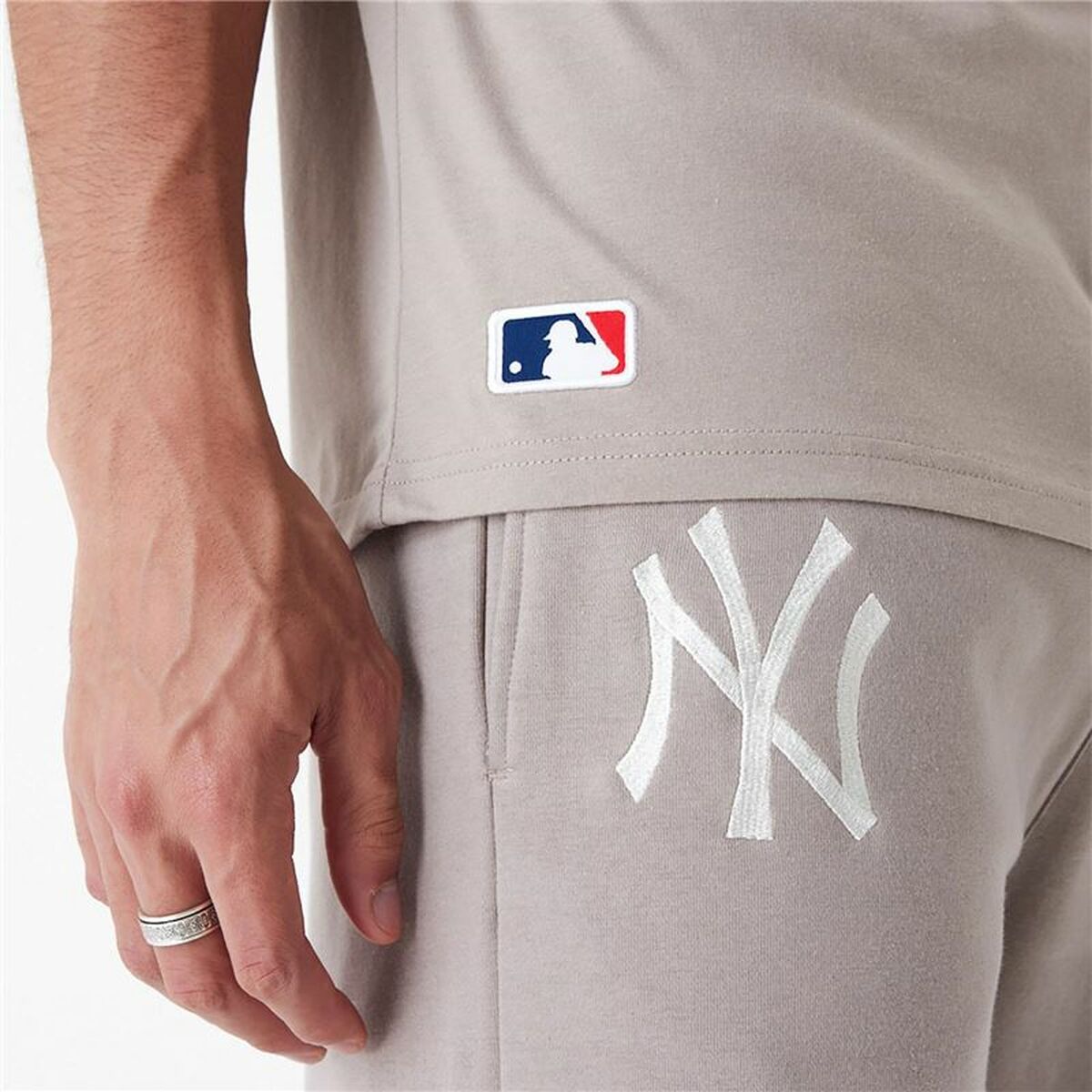 Camiseta de Manga Corta Hombre New Era ESSNTLS LC OS TEE NEYYAN 60435555 Marrón claro (XL)